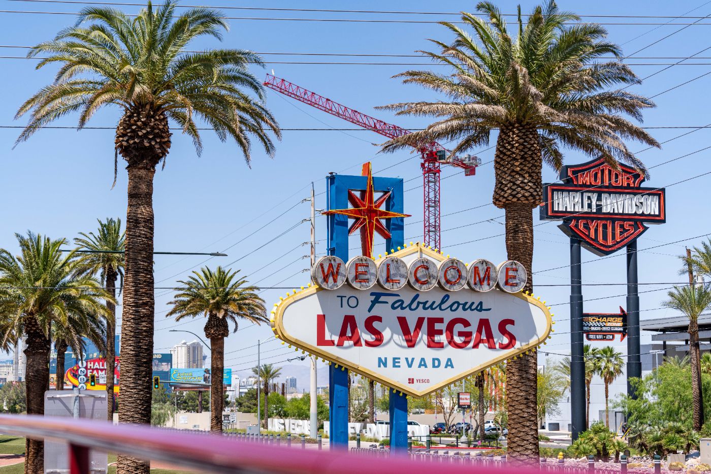 Letreiro Welcome to Fabulous Las Vegas entre palmeiras